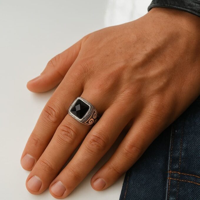N6839a Bague Chevaliere triskel homme porte-bonheur acier inoxydable argent et pierre noire - Bijoux Bagues en ligne Ninana