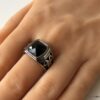 N6839a Chevaliere triskel homme acier argent et pierre noire - Bijoux Bagues hommes en ligne Ninanina