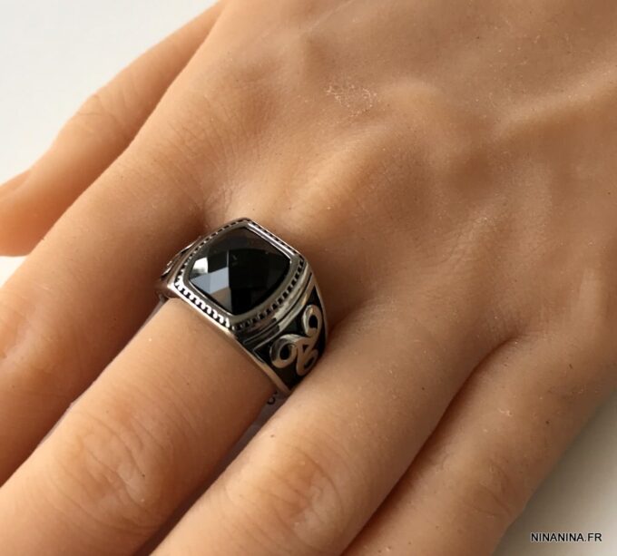 N6839a Chevaliere triskel homme acier argent et pierre noire - Bijoux Bagues hommes en ligne Ninanina