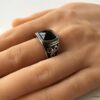 N6839c Chevaliere triskel homme acier argent et pierre noire - Bijoux Bagues hommes en ligne Ninanina