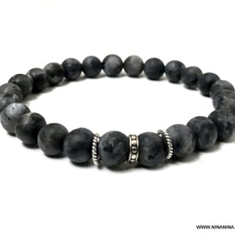 Bracelet unisexe en pierre naturelle labradorite grise mat sur fond blanc - Bijou chic et artisanal signé Ninanina