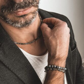 Bracelet en labradorite grise mat pour homme ou femme porté avec un autre bracelet plus fin - Bijou artisanal fait main en France signé Ninanina