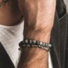 N6851a Bracelet Labradorite homme ou femme pierre grise mat - Bijoux Bracelets hommes en ligne Ninanina Zoom sur les perles en labradorite grise mat du bracelet pour homme ou femme porté sur un poignet avec un autre bracelet plus fin - Bijou élégant et fait main