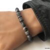 N6851a Bracelet Labradorite homme ou femme pierre grise mat - Bijoux Bracelets hommes en ligne Ninanina Bracelet artisanal pour homme ou femme en pierre labradorite grise mat porté - Bijou raffiné et robuste signé Ninanina