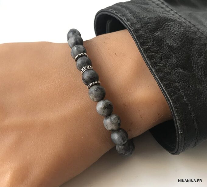 N6851a Bracelet Labradorite homme ou femme pierre grise mat - Bijoux Bracelets hommes en ligne Ninanina Bracelet artisanal pour homme ou femme en pierre labradorite grise mat porté - Bijou raffiné et robuste signé Ninanina