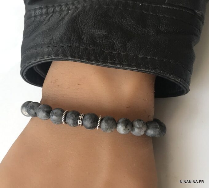 N6851b Bracelet Labradorite homme ou femme pierre grise mat - Bijoux Bracelets hommes en ligne Ninanina Gros plan sur Bijou made in France : bracelet en labradorite grise mat pour homme ou femme porté - Accessoire élégant et fait main