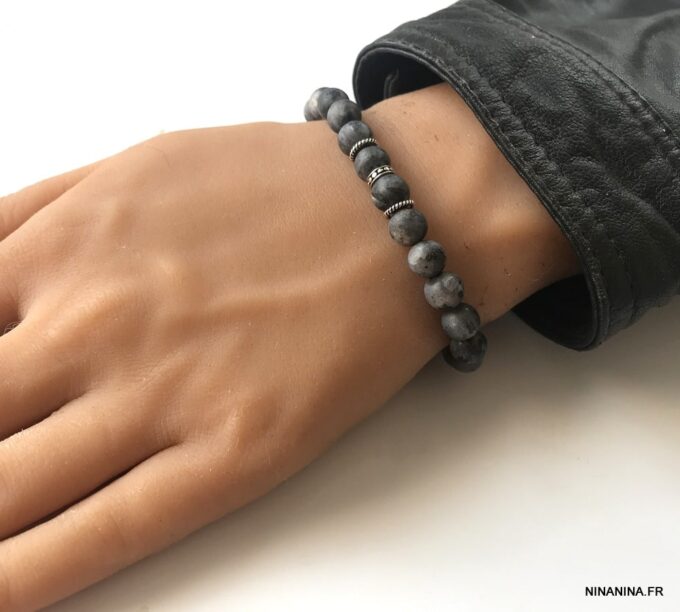 N6851c Bracelet Labradorite homme ou femme pierre grise mat - Bijoux Bracelets hommes en ligne Ninanina Perles en labradorite grise mat et argent 925 sur un bracelet artisanal unisexe porté - Bijou fait à la main en France