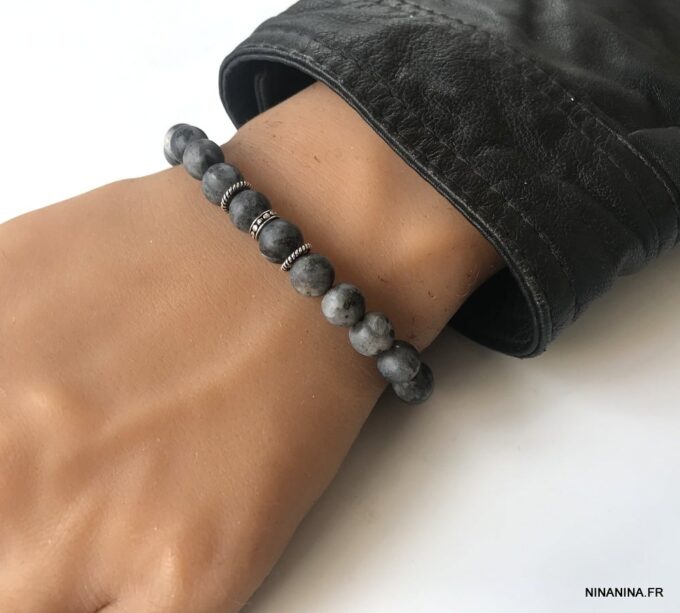N6851d Bracelet Labradorite homme ou femme pierre grise mat - Bijoux Bracelets hommes en ligne Ninanina Bracelet homme ou femme en pierre labradorite grise mat et rondelles argent sterling avec design artisanal porté - Bijou élégant signé Ninanina