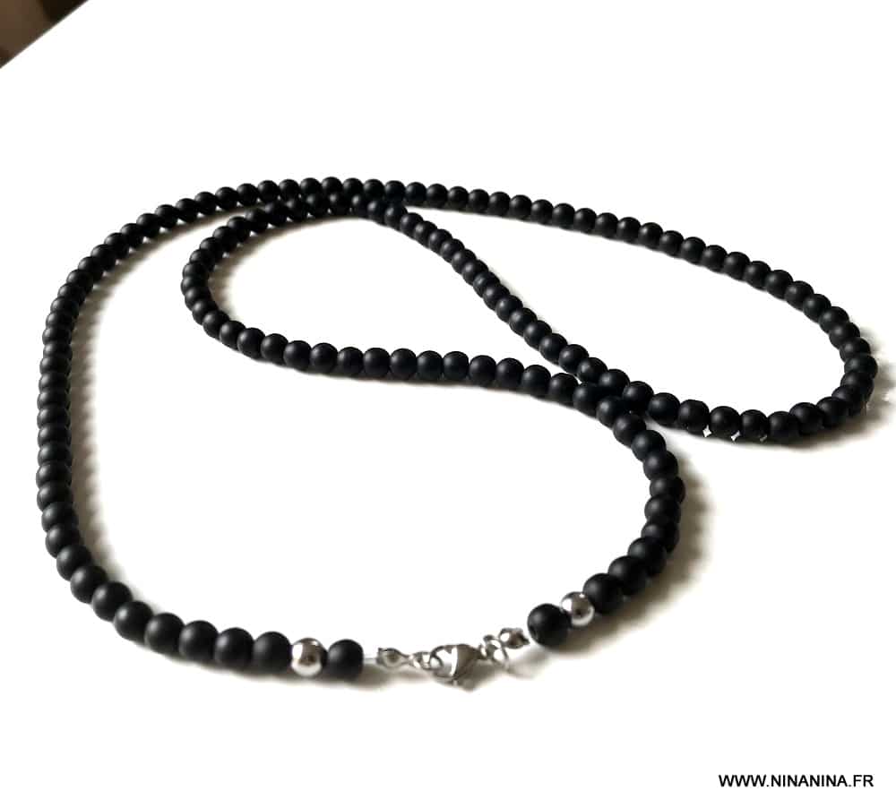 Comment porter un collier de perles noires ?