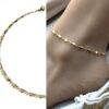 Détails de la chaine du Bracelet de cheville or plaqué femme – chaine losange doré de Ninanina porté sur un pied