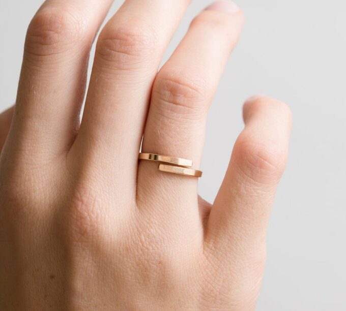 N6986b Bague réglable plaqué or minimaliste femme sur acier - Bijoux Bagues en ligne Ninanina Bijou réglable pour femme : bague minimaliste en plaqué or sur acier inoxydable doré - Accessoire tendance et raffiné signé Ninanina