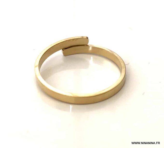 N6986c Bague réglable plaqué or minimaliste femme sur acier - Bijoux Bagues en ligne Ninanina Bague réglable en acier inoxydable doré avec finition plaqué or minimaliste pour femme sur fond blanc - Parfaite pour un style épuré