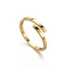 N6986f Bague réglable plaqué or minimaliste femme sur acier - Bijoux Bagues en ligne Ninanina Bague en plaqué or pour femme avec design réglable et minimaliste sur fond blanc - Bijou raffiné en acier inoxydable doré signé Ninanina Bijoux