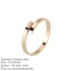 N6986g Bague réglable plaqué or minimaliste femme sur acier - Bijoux Bagues en ligne Ninanina Détail de la bague réglable en plaqué or minimaliste pour femme sur fond blanc - Accessoire chic en acier inoxydable doré signé Ninanina