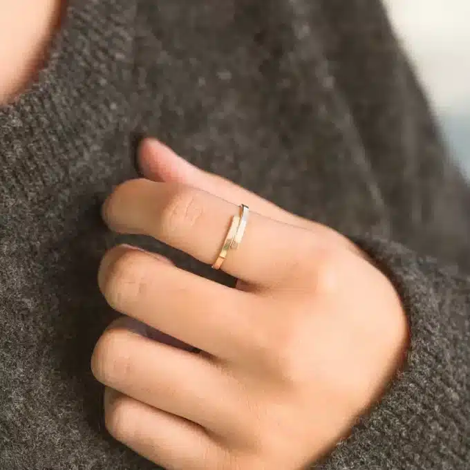 N6986j Bague réglable plaqué or minimaliste femme sur acier – Bijoux Bagues en ligne Ninanina Bague réglable minimaliste pour femme en acier inoxydable doré plaqué or - Bijou élégant et moderne signé Ninanina