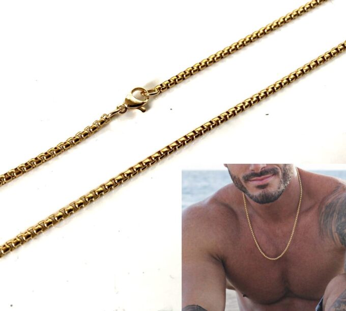 N7038D Chaine maille venitienne or plaqué sur Acier pour homme - Bijoux Chaines en ligne Ninanina Chaîne en acier plaqué or pour homme, design maille vénitienne, parfait pour un look chic. Détails de la chaine et petite photo en bas à droite de la chaine portée