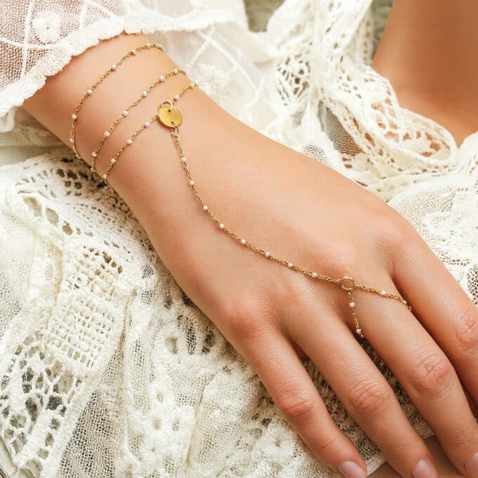 N7046c Bracelet à doigt avec bague perle blanche émaillée artisanale et acier inoxydable doré - Bijoux de main en ligne Ninanina