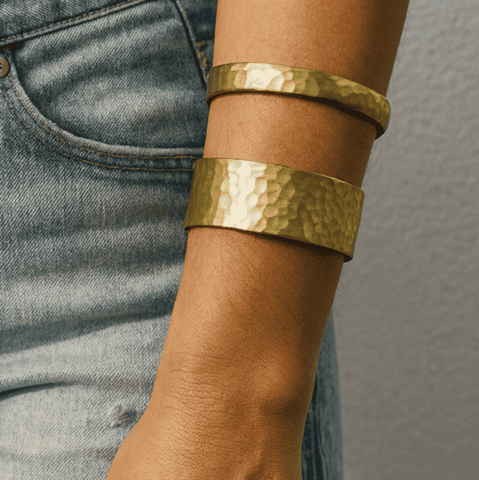 N7060a Bracelet en laiton doré femme – Manchette fine or martelé – Bijoux Bracelets dorés en ligne Ninanina