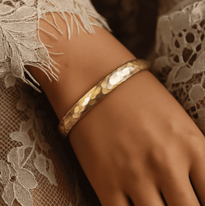 N7060b Bracelet en laiton doré femme – Manchette fine or martelé – Bijoux Bracelets dorés en ligne Ninanina