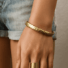 N7060c Bracelet en laiton doré femme – Manchette fine or martelé – Bijoux Bracelets dorés en ligne Ninanina