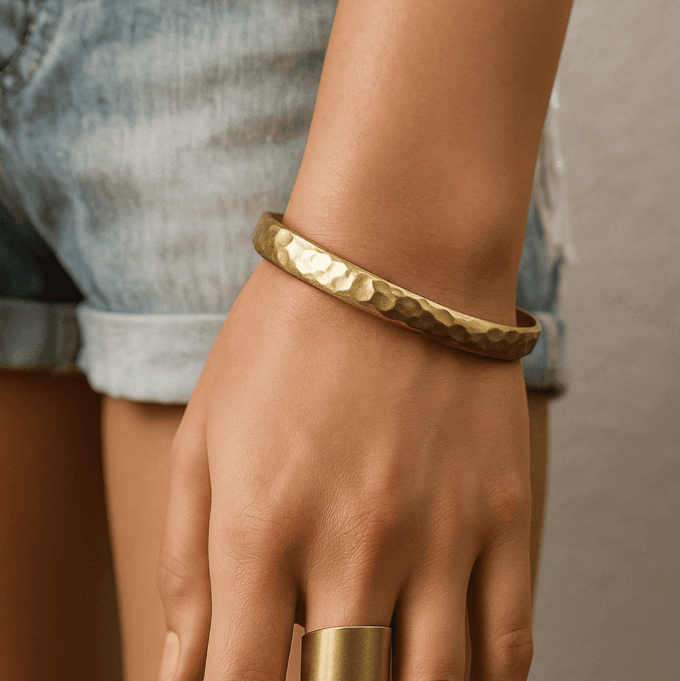 N7060c Bracelet en laiton doré femme – Manchette fine or martelé – Bijoux Bracelets dorés en ligne Ninanina