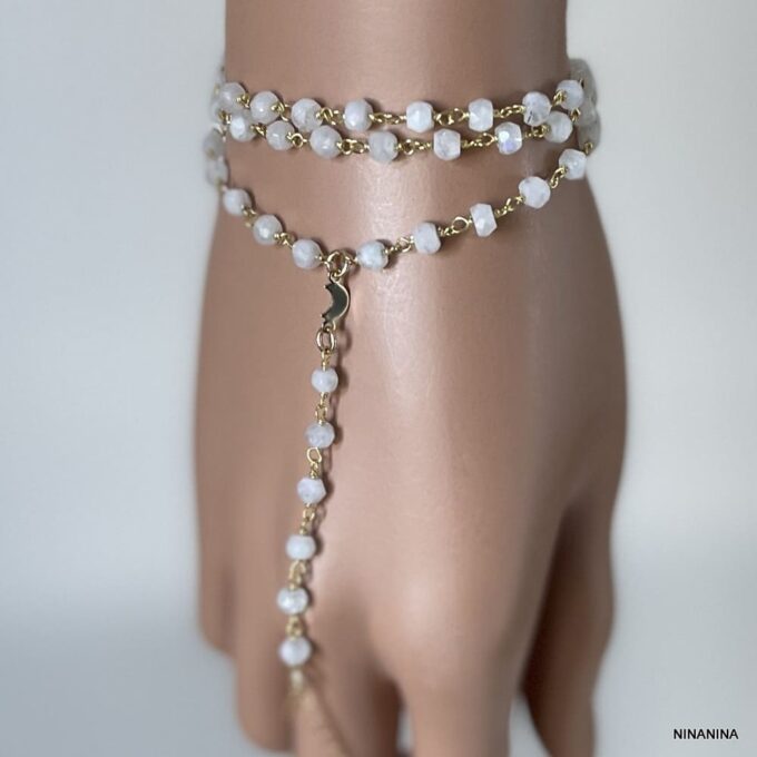 N7115c Bracelet bague mariage - chaine de main or pierre de lune - Bijoux Bracelets bagues femmes en ligne Ninanina Bijou mariage : bracelet bague et chaîne de main en or avec pierre de lune porté - Accessoire artisanal fait main par Ninanina