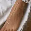 N8633d Chaine au pied femme - Bijou acier doré et zirconium blanc - Bijoux de pieds femmes en ligne Ninanina