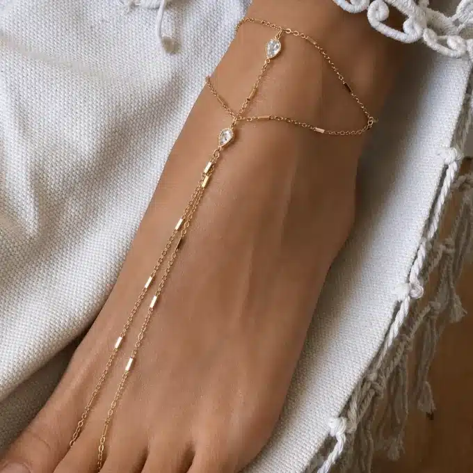 N8633d Chaine au pied femme - Bijou acier doré et zirconium blanc - Bijoux de pieds femmes en ligne Ninanina