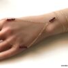 N7254b Bracelet bague main Chaine plaqué or pierre grenat rouge - Bijoux Bracelets en ligne Ninanina