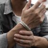N7275c Manchette plume réglable - Bracelet homme argenté - Bijoux Bracelets en ligne Ninanina