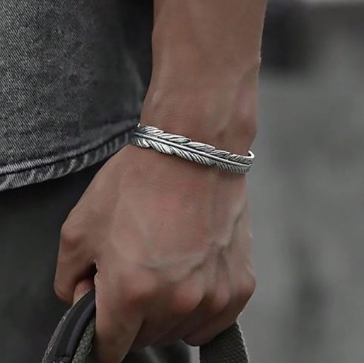 N7275d Manchette plume réglable – Bracelet homme argenté - Bijoux Bracelets hommes en ligne Ninanina