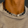 Collier homme en acier inoxydable noir avec maillons grain de café porté - Bijou artisanal fait main signé Ninanina