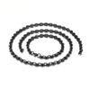Zoom sur les maillons grain de café en acier inoxydable noir du collier pour homme sur fond blanc - Bijou robuste et moderne