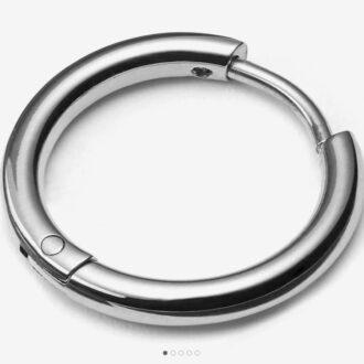 Créole acier inoxydable pour homme, boucle d’oreille fine et discrète de 20 mm fermée posée sur fond blanc, parfaite pour un look sobre
