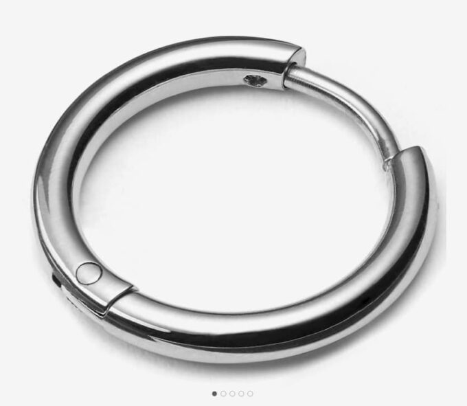 N7361A Boucle d'oreille homme creole fine Acier Inoxydable - Bijoux Boucles d oreilles en ligne Ninanina Créole acier inoxydable pour homme, boucle d’oreille fine et discrète de 20 mm fermée posée sur fond blanc, parfaite pour un look sobre
