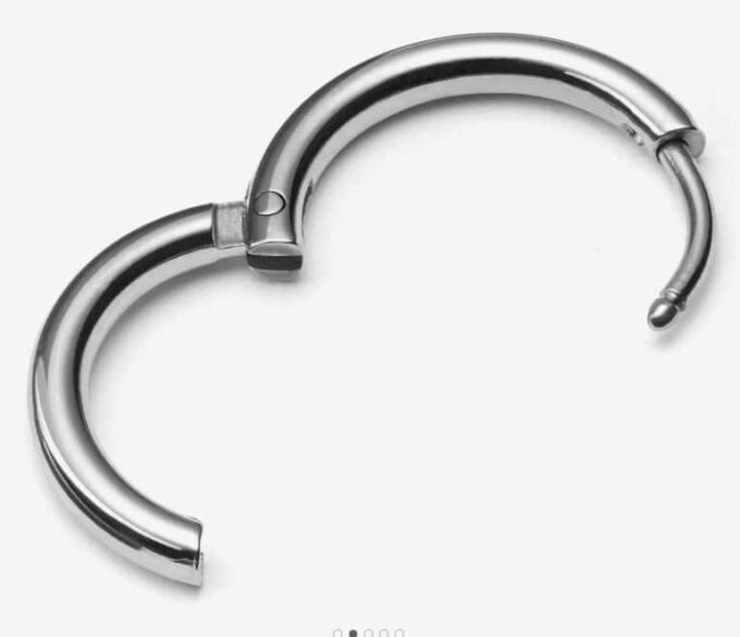 N7361C Boucle d'oreille homme creole fine Acier Inoxydable - Bijoux Boucles d oreilles en ligne Ninanina Créole homme en acier inoxydable, fine et légère, diamètre 20 mm ouverte sur un fond blanc, pour un style minimaliste