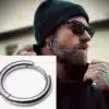 N7361E Boucle d'oreille homme creole fine Acier Inoxydable - Bijoux Boucles d oreilles en ligne Ninanina Montage montrant une Créole fine en acier inoxydable 20 mm, boucle d’oreille homme moderne et résistante posée sur un fond blanc d'un coté et portée par un homme barbu de l'autre
