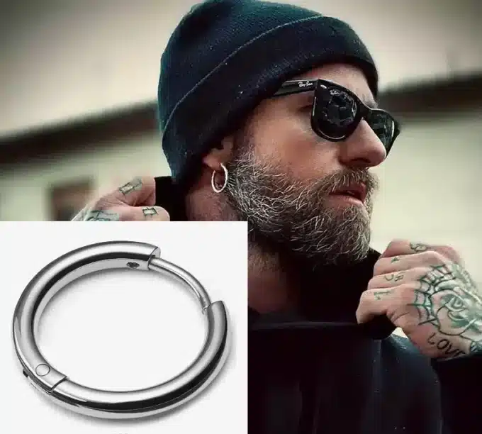 N7361E Boucle d'oreille homme creole fine Acier Inoxydable - Bijoux Boucles d oreilles en ligne Ninanina Montage montrant une Créole fine en acier inoxydable 20 mm, boucle d’oreille homme moderne et résistante posée sur un fond blanc d'un coté et portée par un homme barbu de l'autre