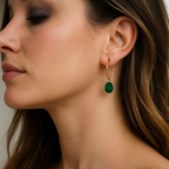 N7418a Petite creole dorée artisanale - pendentif avec pierre naturelle colorée en forme de goutte facettée - Bijoux d'oreille en ligne Ninanina