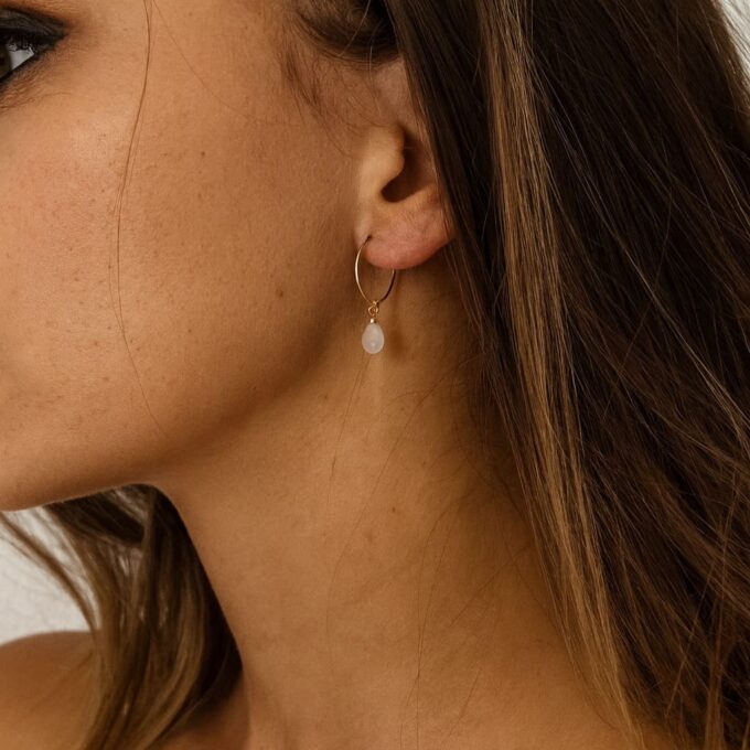 N7418b Petite creole dorée artisanale - pendentif avec pierre naturelle colorée en forme de goutte facettée - Bijoux d'oreille en ligne Ninanina