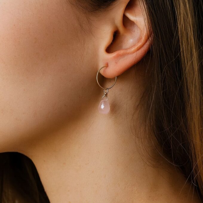 N7418d Petite creole dorée artisanale - pendentif avec pierre naturelle colorée en forme de goutte facettée - Bijoux d'oreille en ligne Ninanina