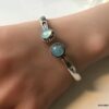 N7420b Jonc avec pierre de couleur bleu argent plaqué - Bijoux Bracelets en ligne Ninanina