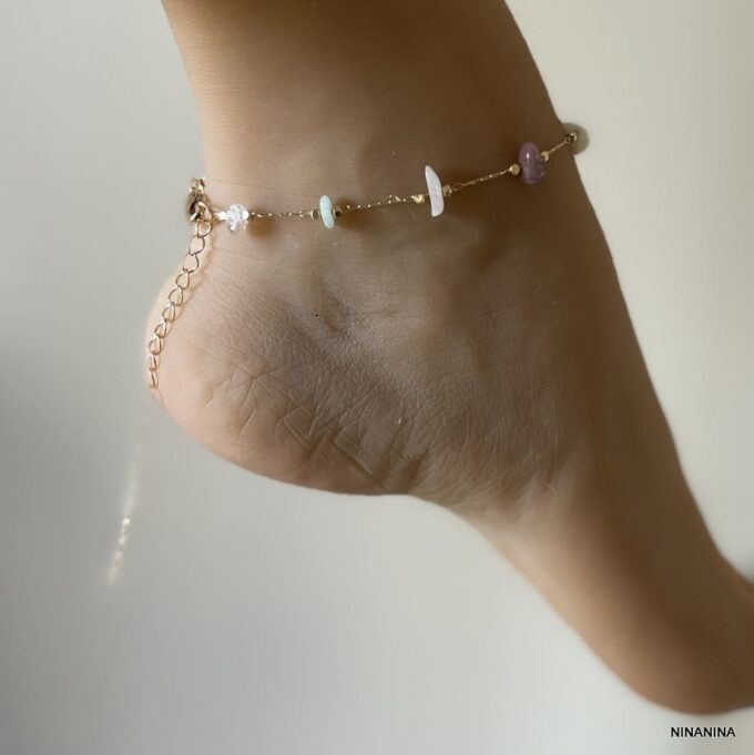 Bijou artisanal : chaîne de cheville en laiton doré ornée de pierres naturelles multicolores porté - Fabriqué en France par Ninanina