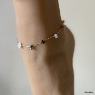 Gros plan sur Bracelet de cheville en pierres naturelles multicolores et laiton doré porté - Bijou féminin élégant signé Ninanina