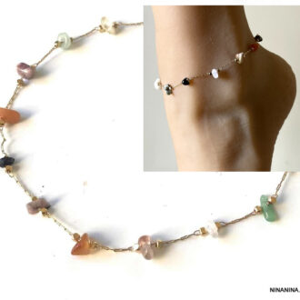Zoom sur la chaîne de cheville en laiton doré avec pierres naturelles multicolores - Bijou élégant et artisanal