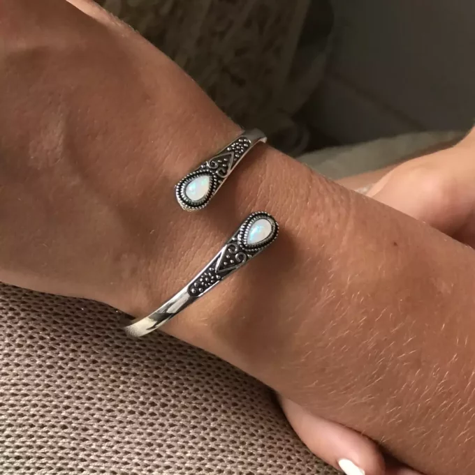 N7458h Jonc blanc Pierre Opalite synthétique blanche Argenté - Bijoux Bracelets en ligne Ninanina