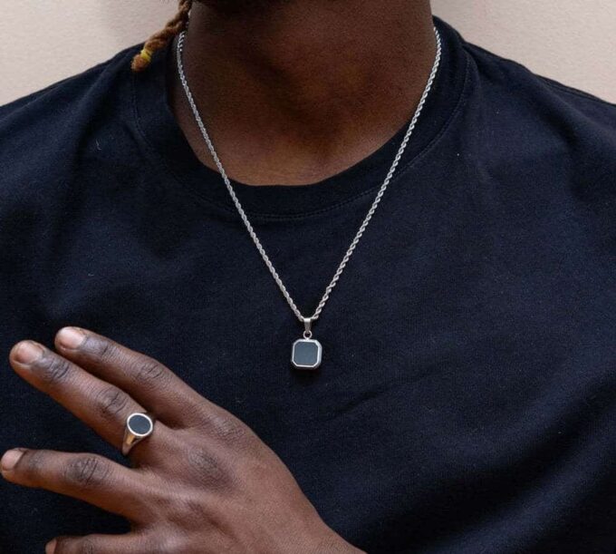 N7491c Collier pendentif carré onyx noir acier inoxydable homme - Bijoux Colliers en ligne Ninanina