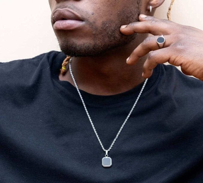 N7491d Collier pendentif carré onyx noir acier inoxydable homme - Bijoux Colliers en ligne Ninanina