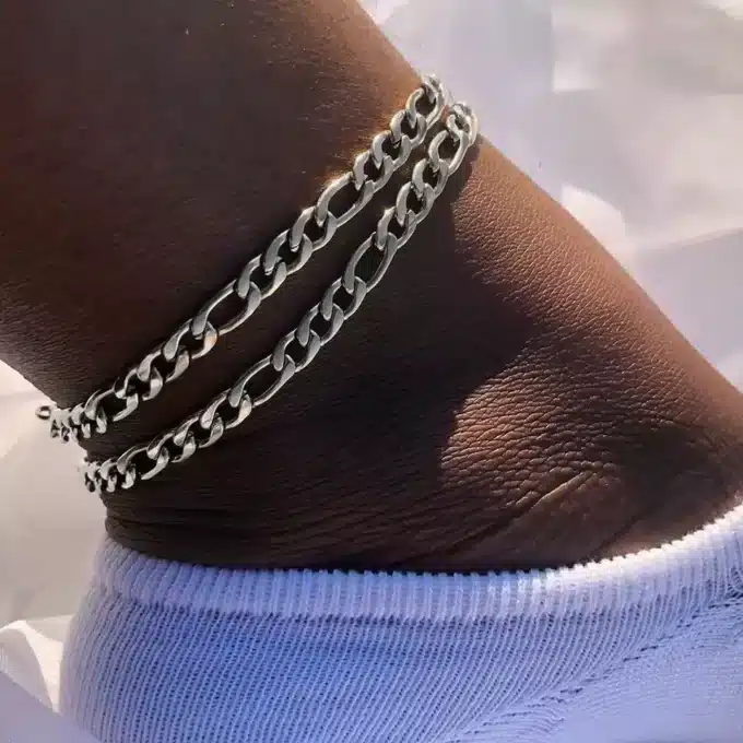 N7549a Chaine cheville homme Acier inox argenté maille figaro - Bijoux de pieds hommes en ligne Ninanina Chaîne de cheville pour homme en acier inox argenté avec maille figaro - Bijou élégant et robuste signé Ninanina