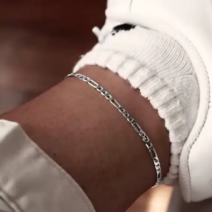N7549c Chaine cheville homme Acier inox argenté maille figaro - Bijoux de pieds hommes en ligne Ninanina Bracelet de cheville pour homme en acier inox argenté maille figaro porté par homme noir - Bijou parfait pour un style masculin et épuré